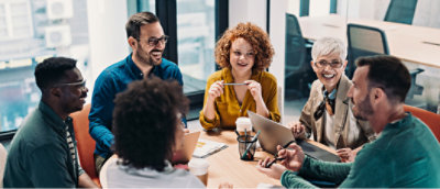 テーブルの周りに座っている人々のグループ。