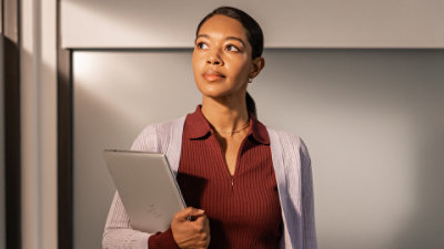  タブレットを持つ女性