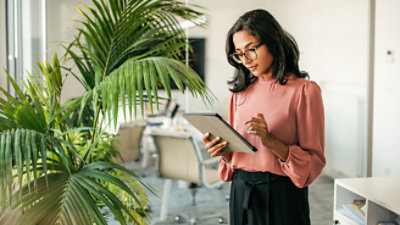 タブレットを持つ女性。