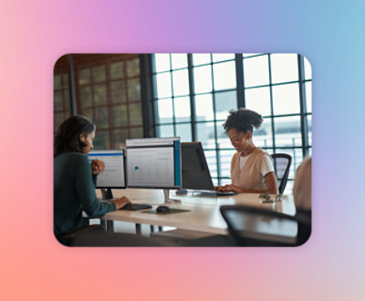  コンピューターの前に座っている女性