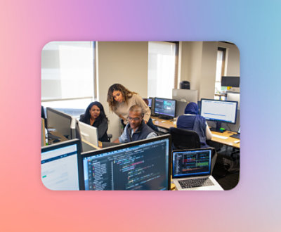 コンピューターで作業している人々のグループ。