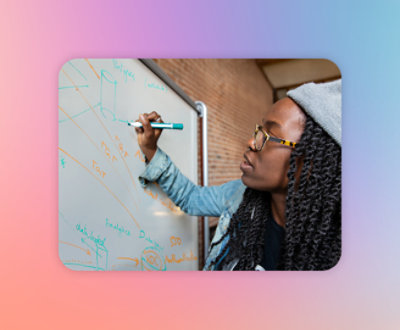 ホワイトボードに書き込んでいる女性