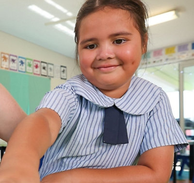 Девочка в полосатой рубашке крупным планом.