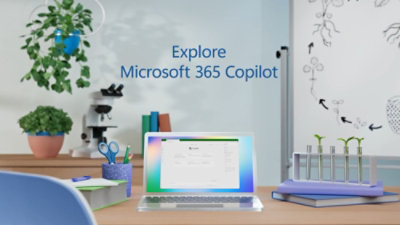 Ноутбук на столе с текстом "Ознакомиться с Microsoft 365 Copilot".