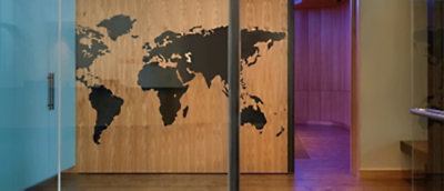 Карта мира на деревянной стене.