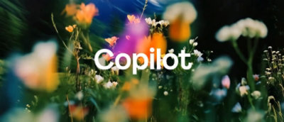 Цветка крупным планом со словом Copilot.