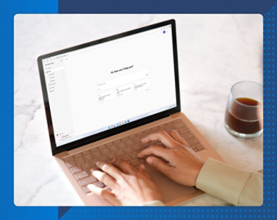 Человек вводит текст на клавиатуре ноутбука.