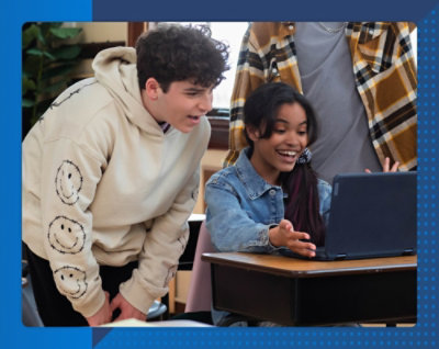 Молодой мужчина и девочка смотрят на ноутбук.