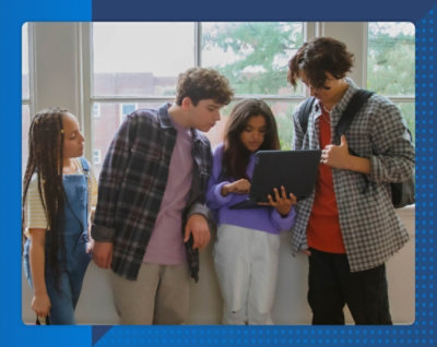 Группа молодых людей собралась вокруг ноутбука.