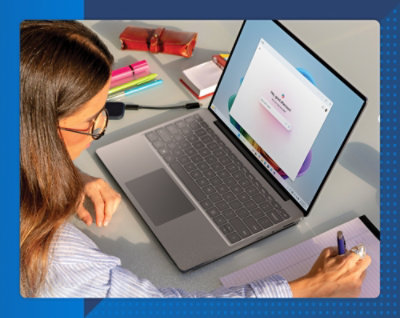 Женщина работает за ноутбуком.