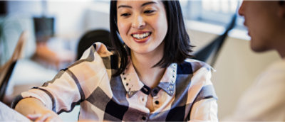 Крупный план: улыбающаяся женщина.