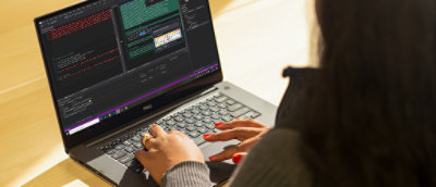 Žena, která používá notebook na stole