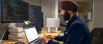 Člověk v turbanu, který pracuje na počítači