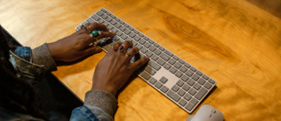 Osoba, která píše na klávesnici