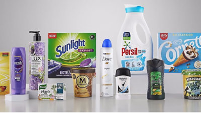 Různé výrobky pro domácnost včetně čisticích prostředků a potravin na stole.