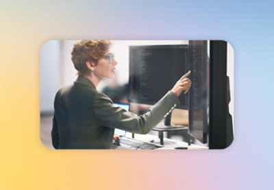 Žena ukazuje na obrazovku počítače