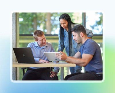 Tablete bakan bir grup kişi.