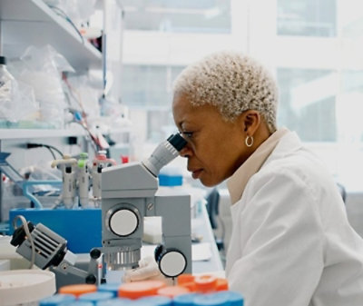 顕微鏡をのぞく人