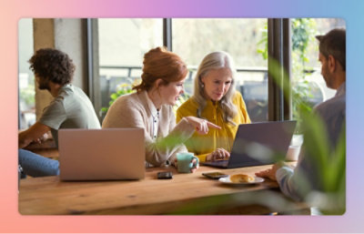 笑顔でノート PC で作業する専門家の女性 2 人。