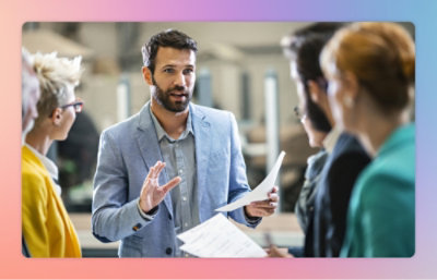 書類を持って人々のグループと話すスーツを着た人