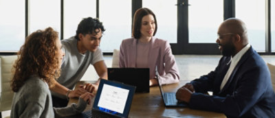 テーブルの周りに座って話し合う人々のグループ