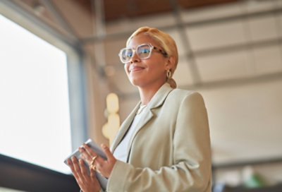 タブレットを持っている人。