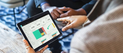 タブレットを持つ手のアップ。