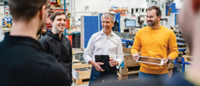 工場で話し合っている男性のグループ。