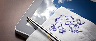 Una penna posata su un tovagliolo con un diagramma di cloud computing disegnato a mano.