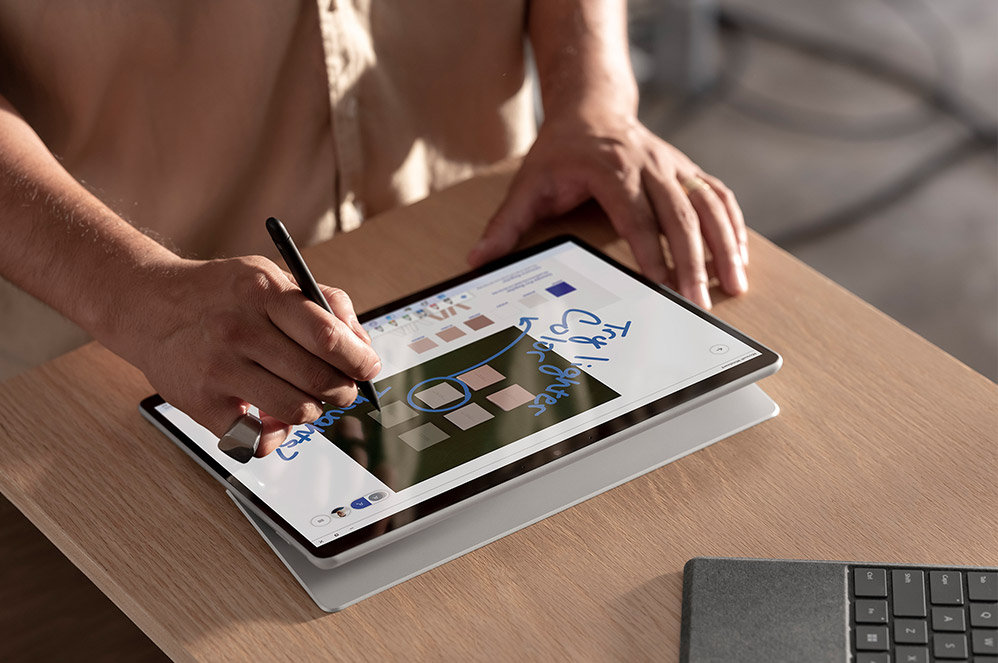 Eine Person macht mit einem Surface Pen Notizen auf einem Surface Pro X