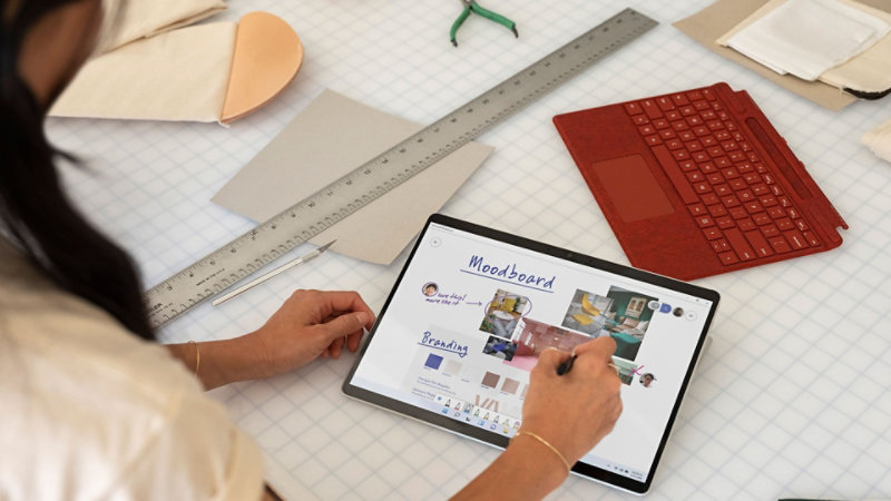 Ein Surface Pro X wird auf einem Arbeitstisch mit dem Surface Pen für Notizen verwendet