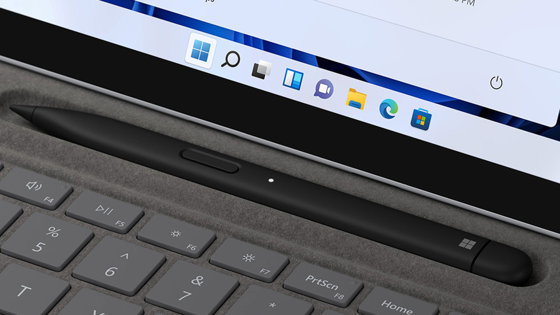 Een close-up van Surface Slim Pen 2 die oplaadt.