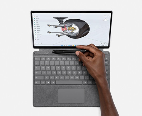 Surface Pro X mit Surface Pen beim Arbeiten mit Shapr3D.