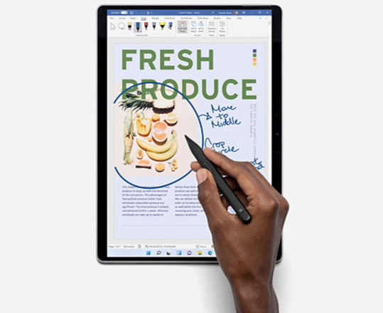 Surface Pro X mit Surface Pen, mit dem in Word geschrieben wird.