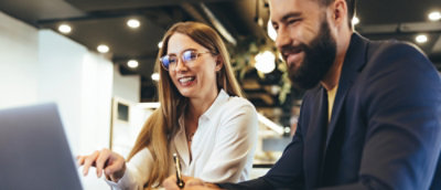 노트북 화면을 보며 대화하고 있는 두 사람