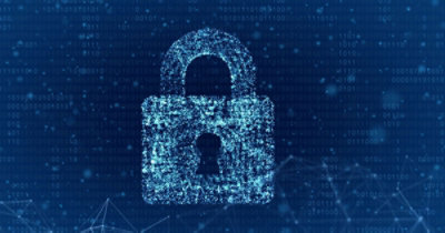 Un lucchetto digitale realizzato con codice binario rappresenta la cybersecurity su uno sfondo blu riempito con numeri binari.