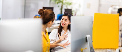 קבוצה מגוונת של אנשים מקובצים במשרד, מעורבים בדיון.