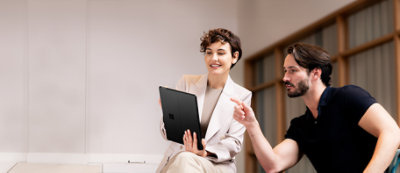 Osoba koja pritiska ikonu digitalnog emotikona sa crvenim znakom potvrde, što ukazuje na pozitivnu ocenu. 