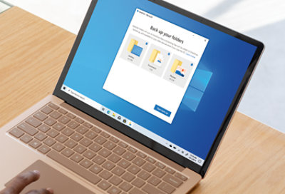 一个手部操作特写,此人正在使用笔记本电脑通过 oned