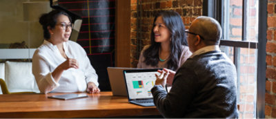 一群人坐在桌旁。