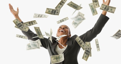 Osoba u odelu se smeje i podiže ruke dok oko nje padaju novčanice.