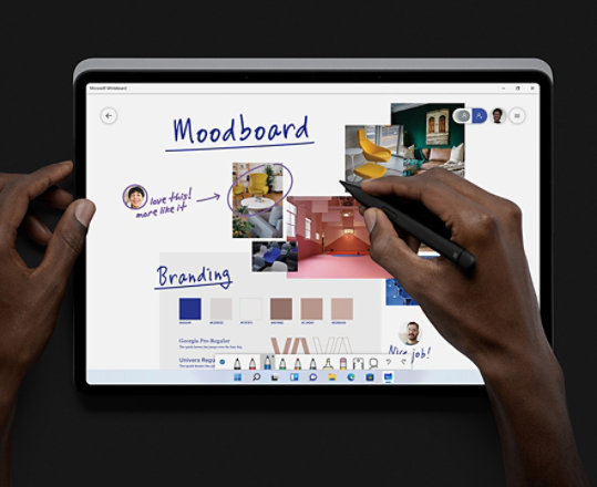 Henkilö käyttää studiotilassa olevaa Surface Laptop Studiota ja Microsoft Whiteboardia.
