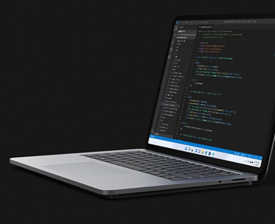 Surface Laptop Studio in laptopmodus wordt gebruikt om te coderen.