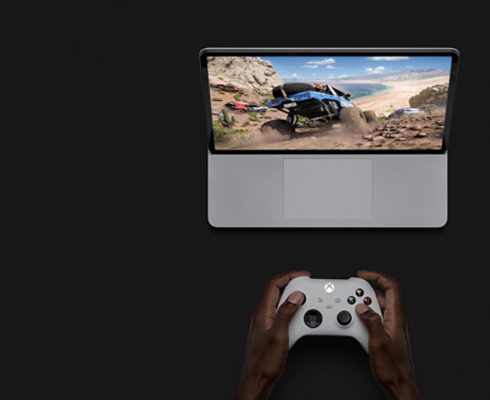 Surface Laptop Studio em modo de apresentação a ser utilizado para jogar.