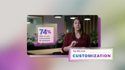 一位身穿红色衬衫的女士站在一个白色标牌前，标牌上有蓝色文字和数字。