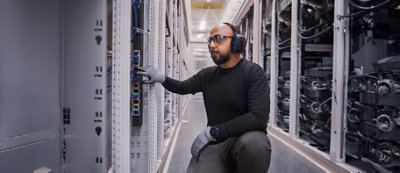 Illustrazione di cloud computing: una nuvola al centro circondata da vari servizi digitali come smartphone, portatili