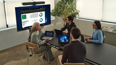 Un grupo de personas hablando con comerse a otro y mira a la pantalla