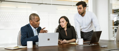 Un grupo de personas manteniendo una conversación.