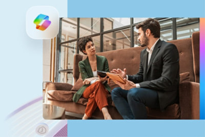 Dos personas con un tarro de muestras de chocolate en la mano