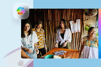 Dos personas con un tarro de muestras de chocolate en la mano